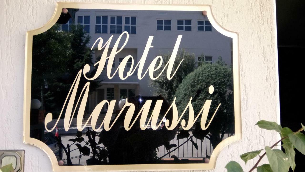 Hotel Maroussi Athena Bagian luar foto