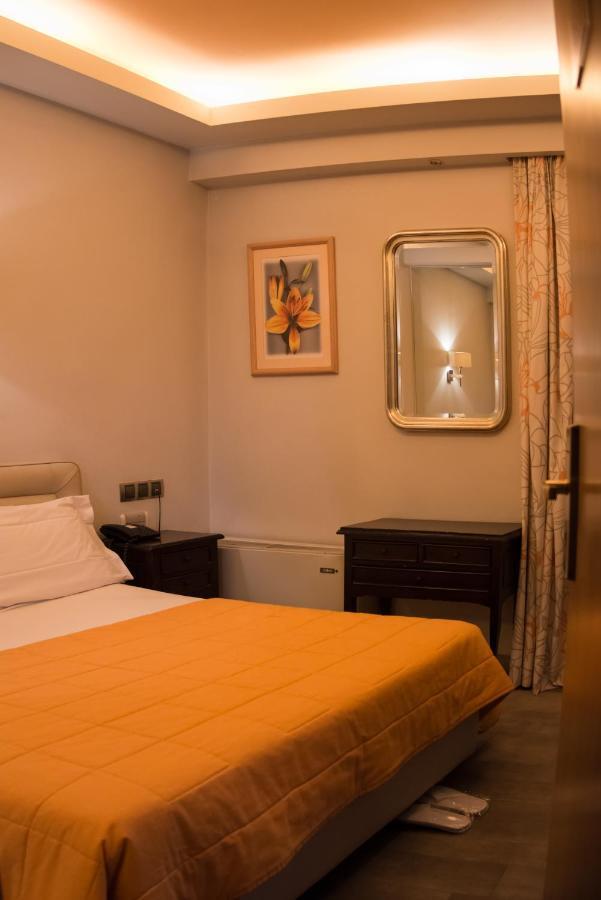 Hotel Maroussi Athena Bagian luar foto